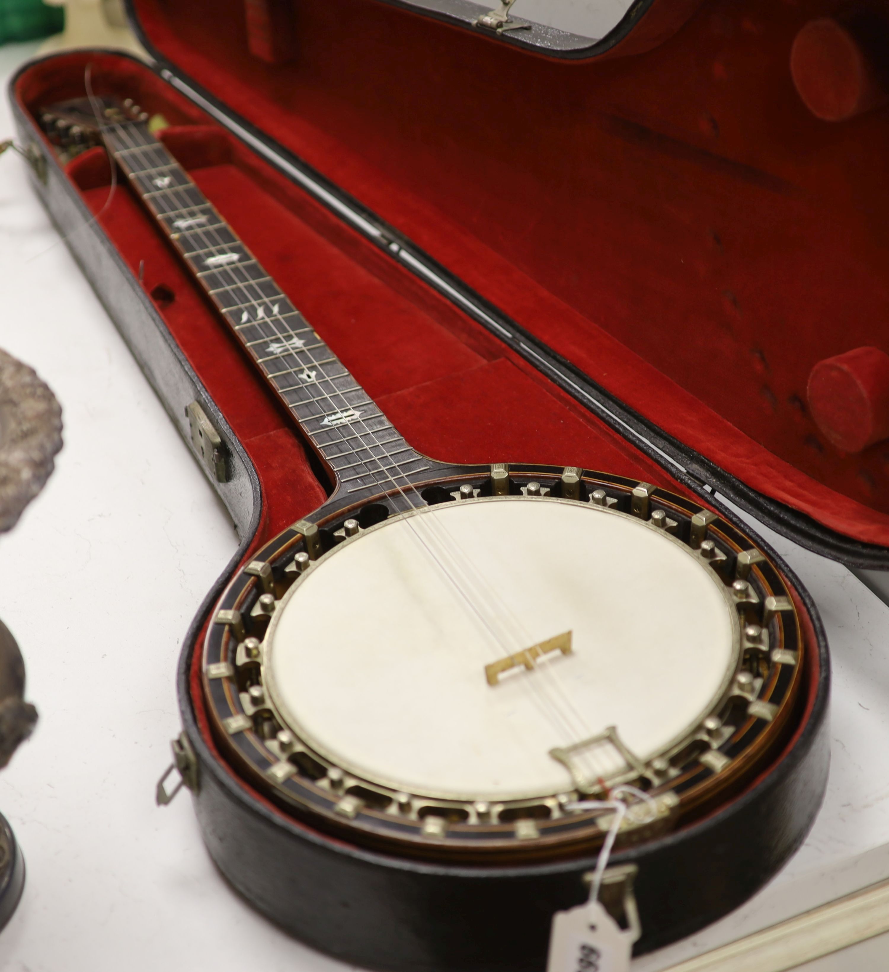 The Olly Oakley model zither banjo made by AO Windsor, 6 strings, cased, length 95cm